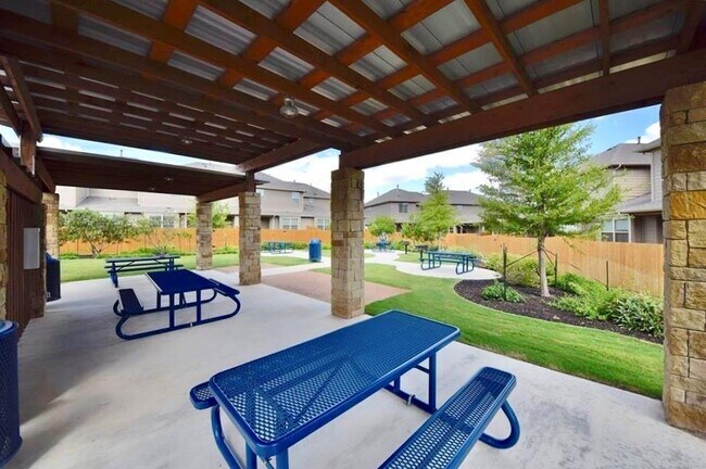 Building Photo - 2880 Donnell Dr
