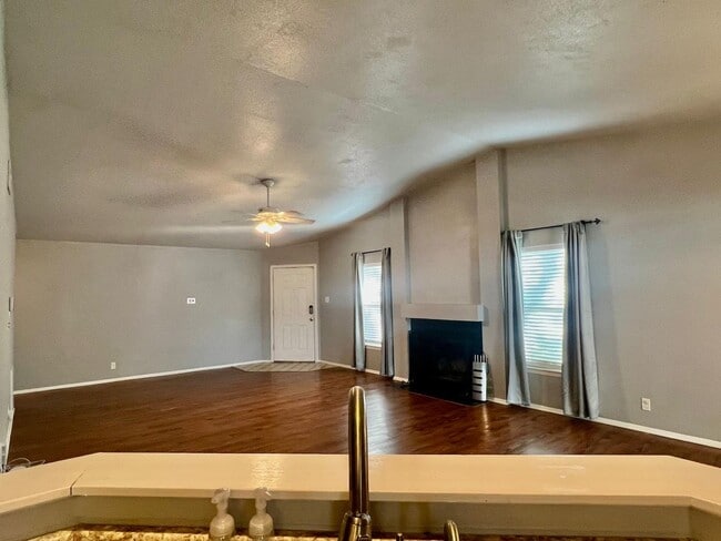 Building Photo - Charming Rental with Amazing Back Patio!