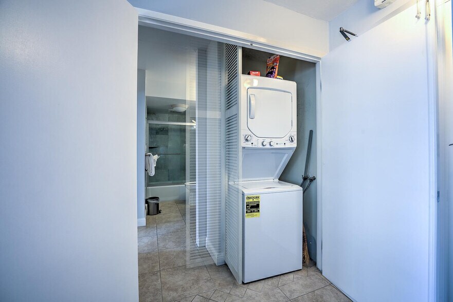 Building Photo - 2140 Kuhio Ave.