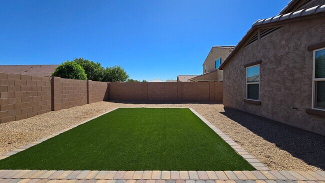 Building Photo - Popular Las Brisas community in Goodyear!