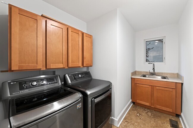 Building Photo - 745 Sagamore Dr