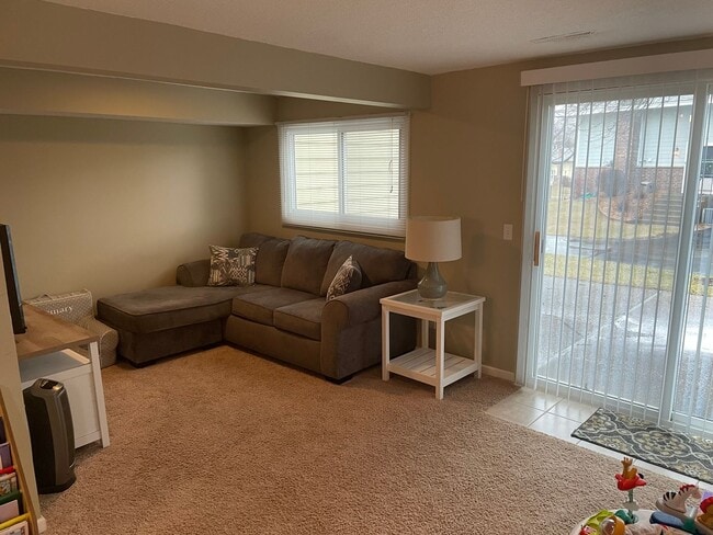 Building Photo - Beautifully updated Townhome in the West B...