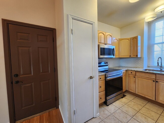 Building Photo - Beautiful 3 Bedroom Home In Great Neighborhood!