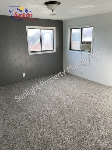 Building Photo - Check out this single family home with 3 bedrooms and 2 baths.