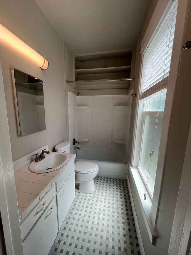 Building Photo - Newly Remodeled Modern 1-Bedroom Main Floor Apt