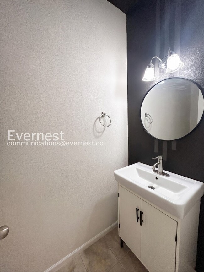Building Photo - 2 Bed/2.5 Bath Townhome with Modern Amenities / Available Now!