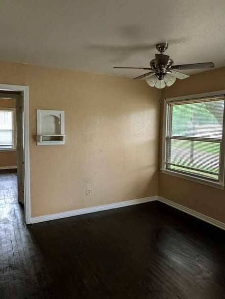 Building Photo - 717 Mickan St