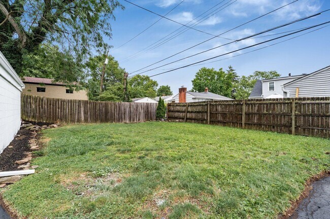 Building Photo - 884 S Chesterfield Rd