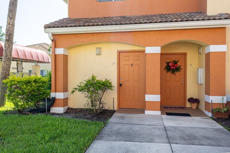 Building Photo - Tuscany Gardens Beautiful Condo Close to All in Fort Myers MOVE IN SPECIAL FIRST MONTH FREE!