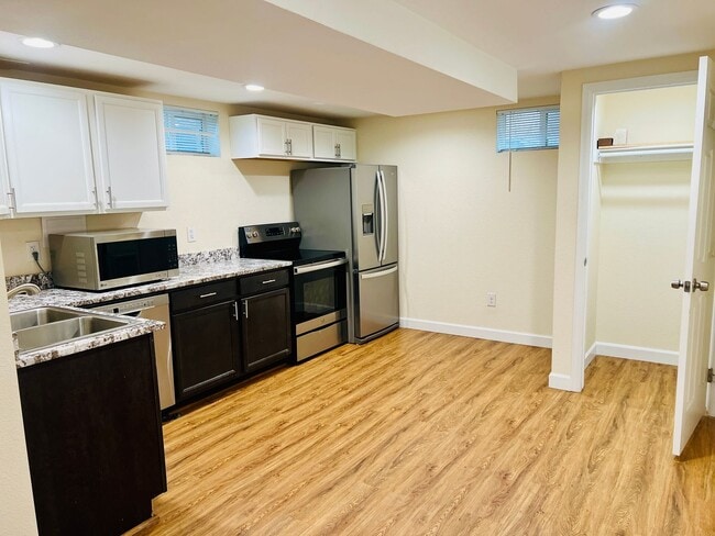 Building Photo - 3 Bed-1 Bathroom Available in Anshutz Medical Center Area - Duplex lower unit