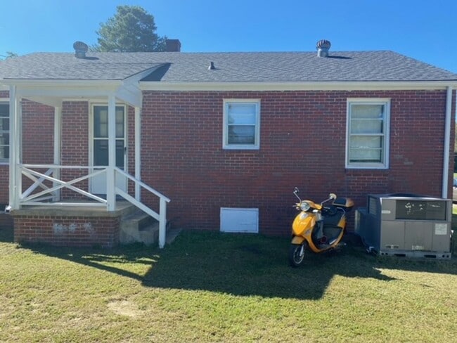 Building Photo - 3 Bedroom Brick Home With Hardwood Floors