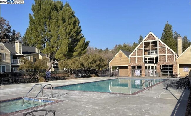 Building Photo - 140 Reflections Dr