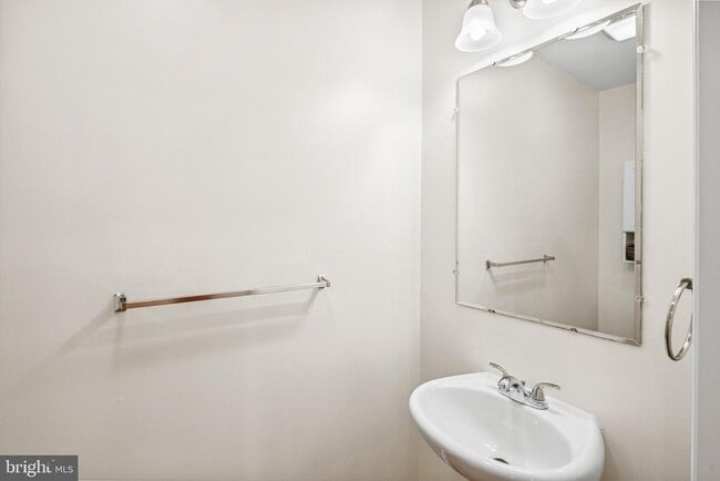 Building Photo - 396 Delmar St
