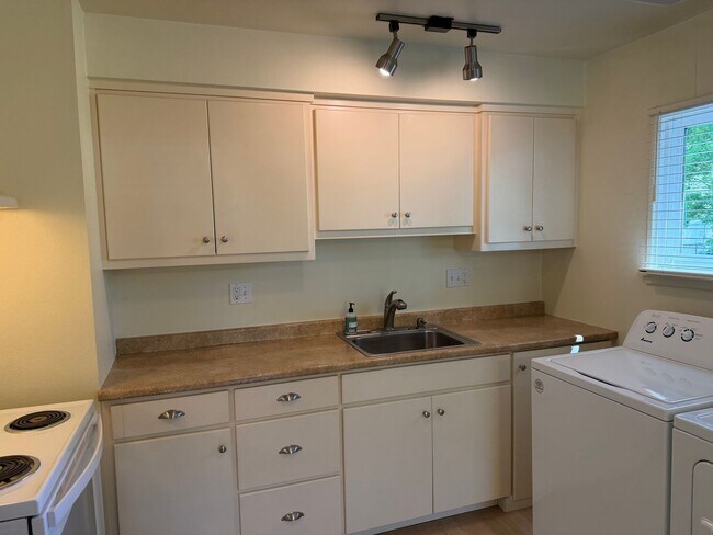 Building Photo - Updated 2 bedroom 1 bathroom house in Eugene!