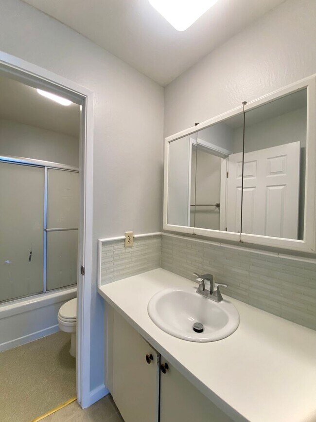 Building Photo - Cozy 1-bedroom Condo for Rent- Parkmont!