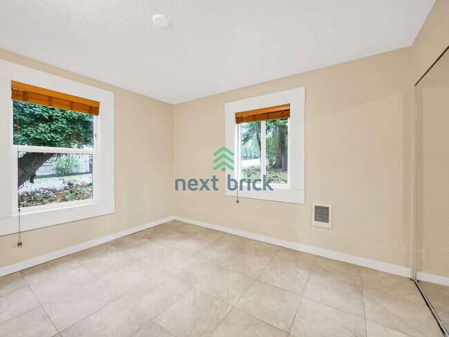 Building Photo - 3 Bed and 1 Bath Single-family Home Availa...
