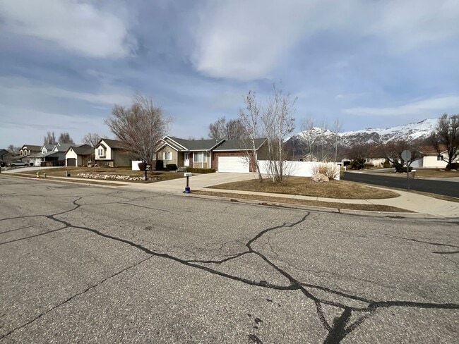 Building Photo - 842 E 1850 N