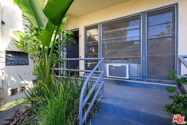 Building Photo - 1706 N Stanley Ave