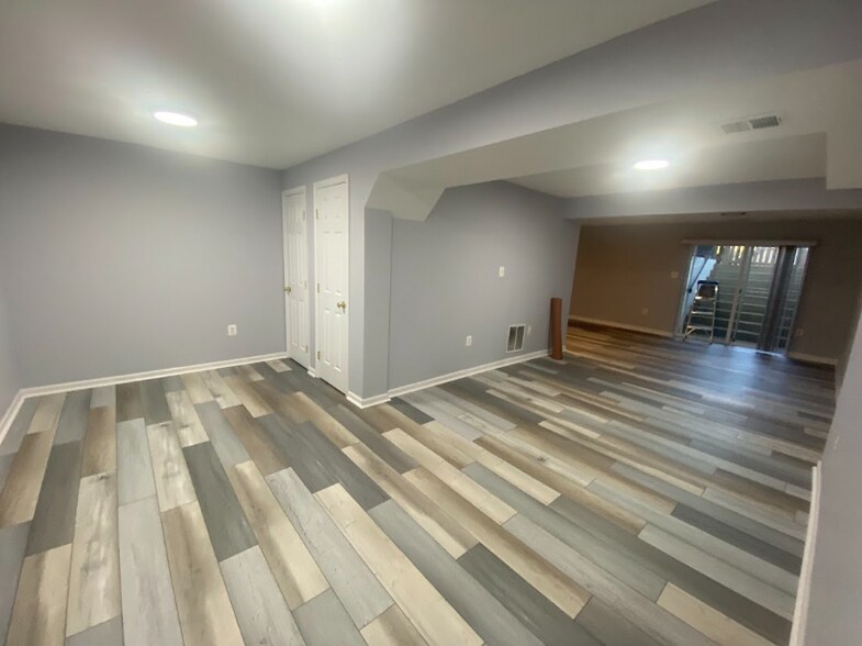 Building Photo - 6765 Sutton Oaks Way