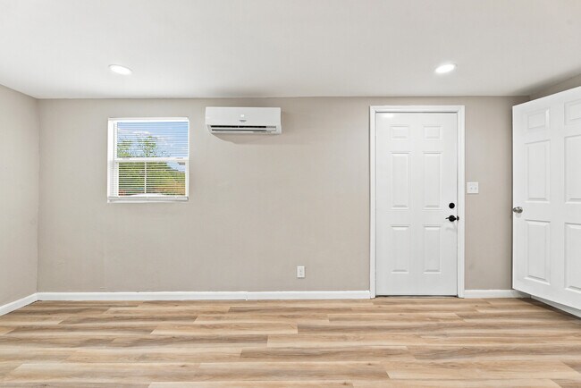 Building Photo - 5822 Tampico Rd