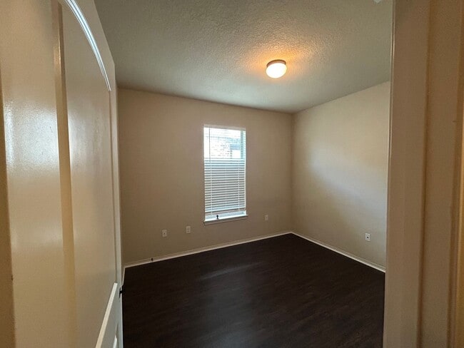 Building Photo - 3/2/2  in Creekside Crossing / Fenced in Yard / Wings to Hide Trash Cans / Interior Washer & Drye...