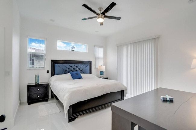 Building Photo - 2962 NW 10th Ct