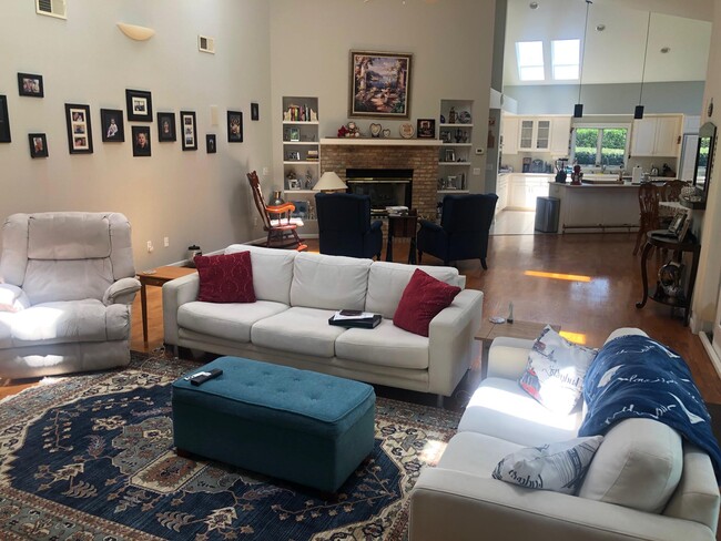 Building Photo - 1548 Glenlake Cir