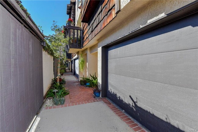 Building Photo - 1141 17th Ct