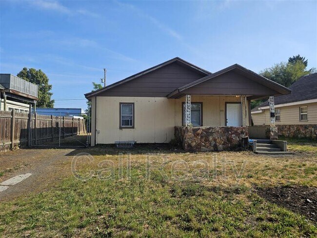 Primary Photo - 2721 E Rowan Ave