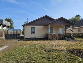 Building Photo - 2721 E Rowan Ave
