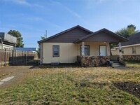Building Photo - 2721 E Rowan Ave