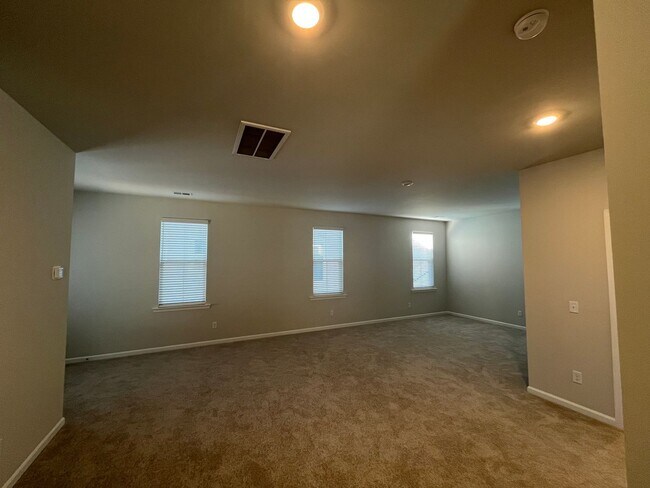 Building Photo - Stunning 4 Bedroom 4.5 Bath Home In Summer...