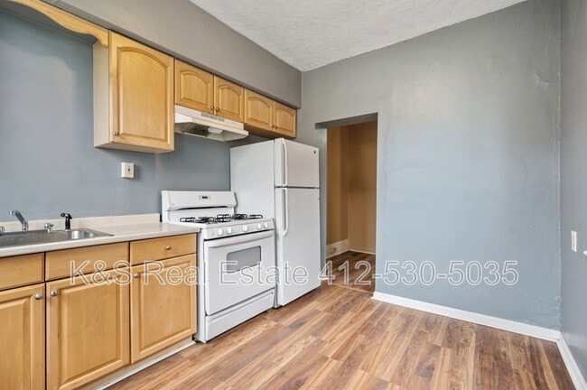 Building Photo - 523 Marwood Ave