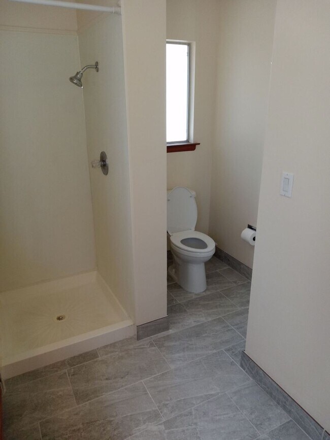 Building Photo - 4 BEDROOM 3 BATHROOM HOME IN THE VIBRANT C...