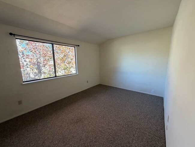 Building Photo - Upgraded Townhome For Rent in Central Live Oak Location