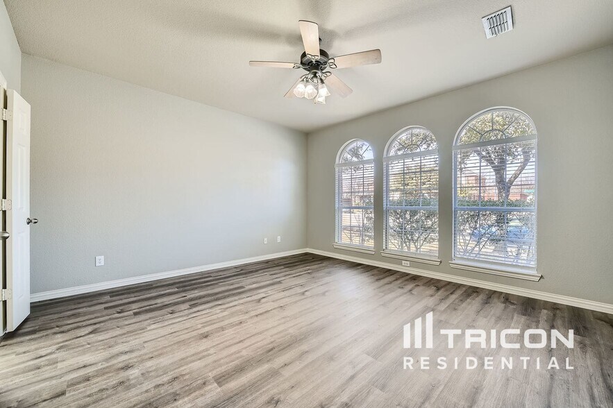 Building Photo - 2785 Greenway Dr
