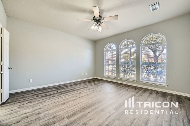 Building Photo - 2785 Greenway Dr