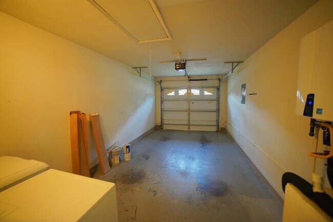 Building Photo - 1121 Mosswood Chase