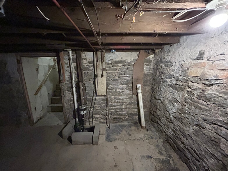 Building Photo - 1897 E Newberry St