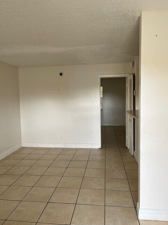 Building Photo - ONE BEDROOM APT FOR RENT IN OAKLAND PARK