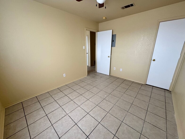 Building Photo - 5702 Greengate Dr