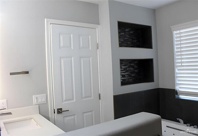 Building Photo - 2536 S Links Dr