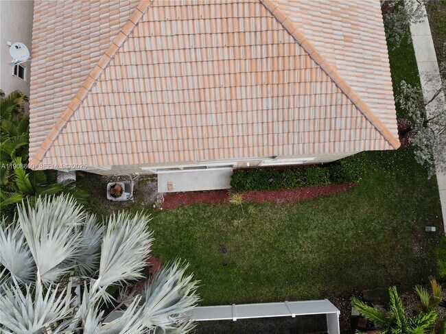 Building Photo - 15562 SW 50th Ct