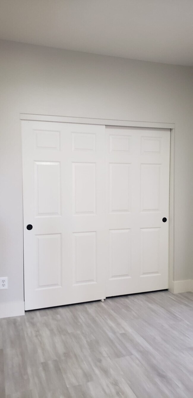 Building Photo - 198 Crown Imperial St