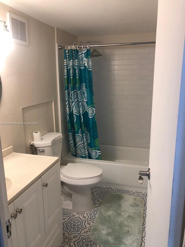 Building Photo - 1913 S Ocean Dr