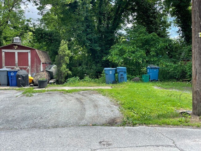 Building Photo - Private 4 Bedroom 1 Bathroom Townhome in East Hempfield Township!