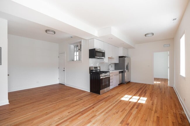 Building Photo - 3107 N Harding Ave