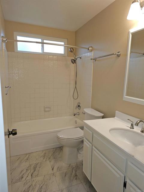 Building Photo - 1505 Surrey Ct