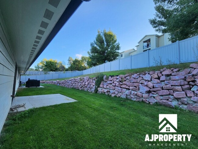 Building Photo - 3-bedroom 2-bathroom townhome