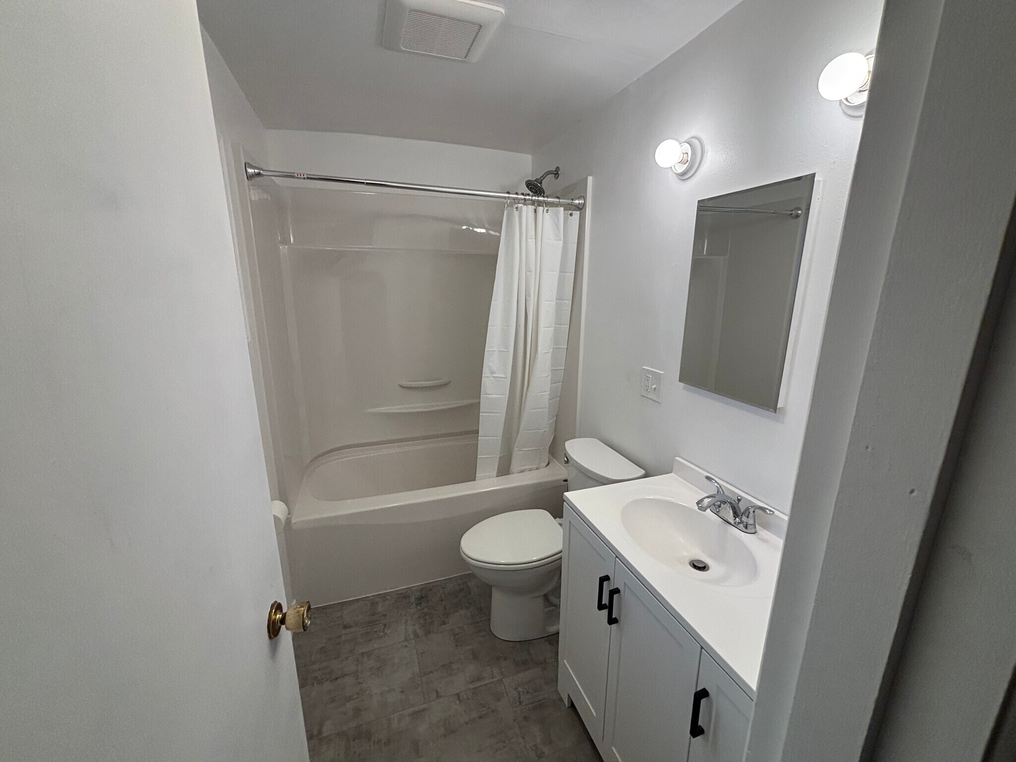 Building Photo - 312 SE Scenic View Dr